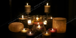 عکس با کیفیت شمع های بزرگ و کوچک تزئینی و فانتزی بر روی جاشمعی و زمین