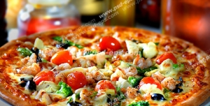 عکس با کیفیت نمای نزدیک از پیتزای گوشت و مرغ با گوجه گیلاسی بر روی میز