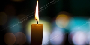 عکس با کیفیت شمع روشن با زمینه نورهای رنگی