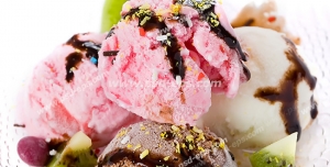 عکس با کیفیت بستنی میوه ای شاد یا اسکوپی با طعم های مختلف درون ظرف کوچک بلوری