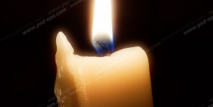 عکس با کیفیت شمع روشن و در حال آب شدن با زمینه قهوه ای رنگ