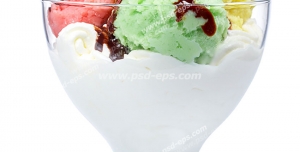 عکس با کیفیت جام بلور پر از بستنی میوه ای شاد یا بستنی اسکوپی با خامه و شکلات
