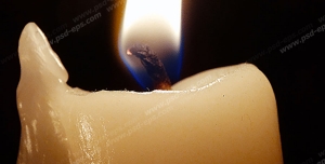 عکس با کیفیت نمای نزدیک از شعله شمع در حال سوختن