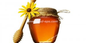 عکس با کیفیت شیشه عسل در کنار قاشق مخصوص عسل و گل بابونه