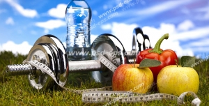 عکس با کیفیت تصویری حاوی میوه و صیفی جات و آب به همراه وزنه یا دمبل نمادین از رژیم غذایی و ورزش جهت تناسب اندام و لاغری