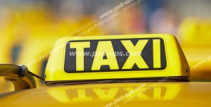 عکس با کیفیت علامت زرد کابین تاکسی بالای خودرو تاکسی با متن TAXI