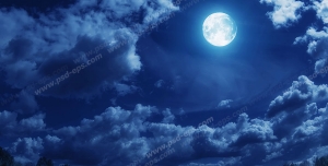 عکس با کیفیت آسمان شب مهتابی با ماه کامل در میان ابرها در دشت سرسبز مناسب آسمان مجازی