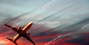 عکس با کیفیت نمای پایین از هواپیمای در حال اوج گرفتن به سمت ابرها در هنگام غروب آفتاب و آسمان سرخ