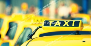 عکس با کیفیت صف تاکسی های زرد با نماد یا علامت کابین تاکسی با متن TAXI