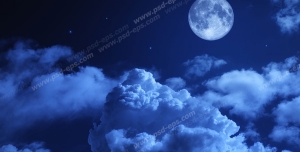 عکس با کیفیت آسمان شب مهتابی با ماه کامل در میان ابرها و درخشش چند ستاره مناسب آسمان مجازی