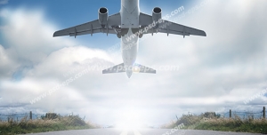 عکس با کیفیت نمای پایین از لحظه بلند شدن هواپیما از روی باند فرودگاه به سمت آسمان نیمه ابری