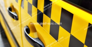 عکس با کیفیت نمایی از درب های تاکسی زرد شهری با نوار چهارخانه مشکی بر روی درب خودرو
