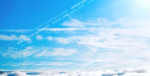 عکس با کیفیت نمای آسمان آبی و نیلی رنگ بالای ابرها از پنجره هواپیما