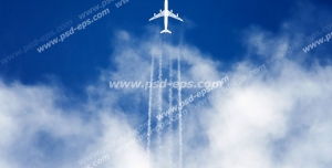 عکس با کیفیت نمای پایین از پرواز هواپیمایی با دنباله خطوط سفید از میان ابرها به سمت آسمان آبی
