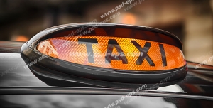 عکس با کیفیت علامت زیبای کابین بر روی خودروی لوکس تاکسی آنلاین