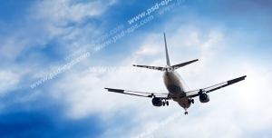عکس با کیفیت پرواز هواپیمای مسافربری به سمت ابرها در آسمان