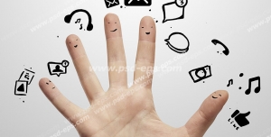 عکس با کیفیت تصویر دست با انگشتان نماد هر فرد و آیکون ها و شکلک های مختلف پیامک ، موسیقی ، شبکه های اجتماعی
