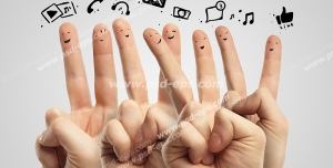 عکس با کیفیت تصویر چهار دست با نماد V به همراه آیکون های نمر افزارهای پیام رسان و اجتماعی ، موسیقی و تماس
