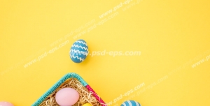 عکس با کیفیت سبد پر از تخم مرغ های رنگی مناسب سفره هفت سین عید نوروز بر روی زمینه زرد رنگ