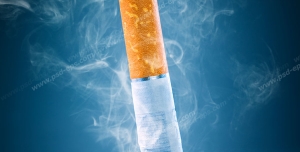 عکس با کیفیت تبلیغاتی سیگار عمودی فرو رفته در سطح در بین دود