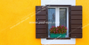 عکس با کیفیت تبلیغاتی پنجره زیبا با حفاظ چوبی روی دیوار زرد