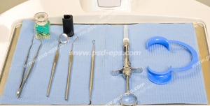 عکس با کیفیت تبلیغاتی تجهیزات لازم دندان پزشکی از جمله آینه پنس سرنگ گوتاکاتر