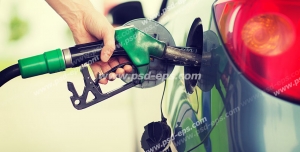 عکس با کیفیت تبلیغاتی مرد در حال بنزین زدن با نازل به ماشین خود