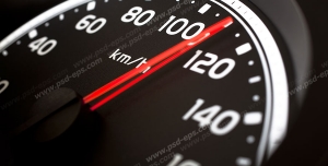 عکس با کیفیت تبلیغاتی کیلومتر شمار ماشین که سرعت صد و ده را نشان می دهد