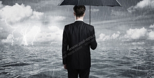 عکس با کیفیت تبلیغاتی مرد ایستاده زیر باران با چتر