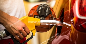عکس با کیفیت تبلیغاتی بنزین زدن به ماشین توسط مرد