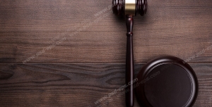عکس با کیفیت تبلیغاتی چکش عدالت بر روی میز چوبی