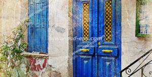 عکس با کیفیت تبلیغاتی در و پنجره چوبی زیبا به رنگ آبی کلاسیک که دو گلدان سفالی زر آن قرار گرفته است