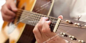 عکس با کیفیت تبلیغاتی مرد در حال نواختن با گیتار کلاسیک