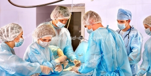 عکس با کیفیت تبلیغاتی پزشکان و پرستاران و جراح در حال جراحی بیمار