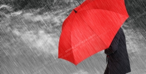 عکس با کیفیت تبلیغاتی مرد چتر به دست در هوای بارانی