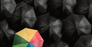 عکس با کیفیت تبلیغاتی چتر رنگین کمانی در بین چتر های مشکی