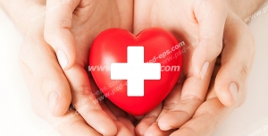 عکس با کیفیت تبلیغاتی علامت کمک های اولیه بر روی قلب کوچک که در دستان پدر و فرزند است