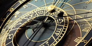 عکس با کیفیت تبلیغاتی ساعت دارای دو صفحه درون هم با قابلیت نمایش زمان و تاریخ