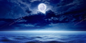 عکس با کیفیت تبلیغاتی ماه نقره ای در آسمان شب