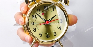 عکس با کیفیت تبلیغاتی ساعت زنگدار طلایی در دست