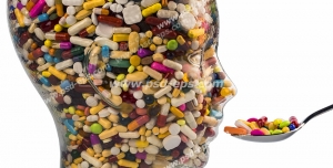 عکس با کیفیت تبلیغاتی دارو ها به شکل صورت انسان در حال خوردن یک قاشق پر قرص و کپسول