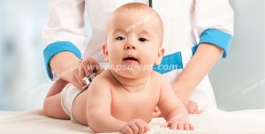 عکس با کیفیت تبلیغاتی پرستار در حال معاینه کودک خوابیده به روی شکم