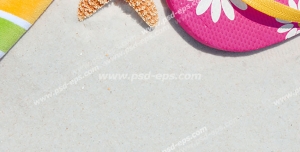 عکس با کیفیت تبلیغاتی ستاره دریایی در کنار دمپایی های صورتی گل دار