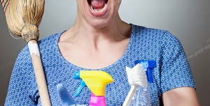 عکس با کیفیت تبلیغاتی زن نظافتچی عصبانی از کثیفی منزل