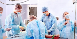 عکس با کیفیت تبلیغاتی پزشکان و جراحان در حال انجام عمل جراحی