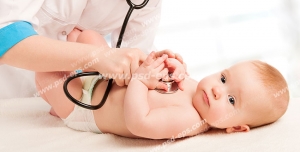 عکس با کیفیت تبلیغاتی پزشک در حال معاینه کودک با استتوسکوپ