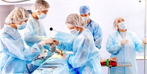 عکس با کیفیت تبلیغاتی پزشکان در حال جراحی و پرستار در حال آماده سازی سرم