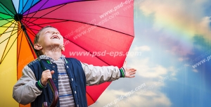 عکس با کیفیت کودکی با چتر رنگارنگ در آسمان بارانی و دارای رنگین کمان