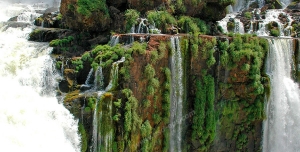 عکس با کیفیت تبلیغاتی آبشار جاری شده بر صخره ها