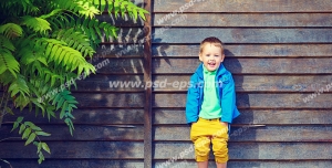 عکس با کیفیت مناسب تبلیغات آتلیه کودک با تصویر پسری در کنار کلبه چوبی و درخت